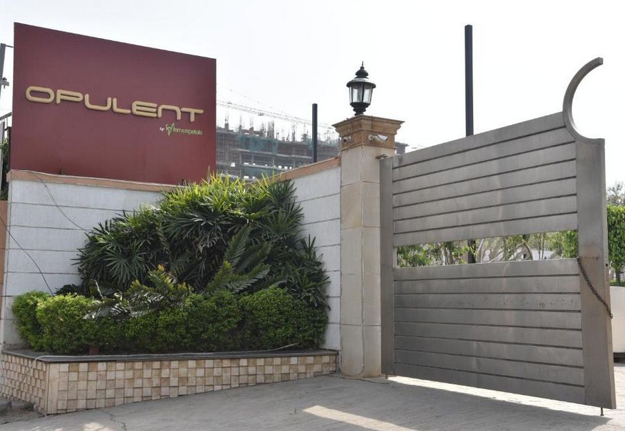 Escorts Near Opulent Hotel By Ferns N Petals