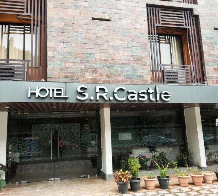 Escorts Near Hotel SR Castle